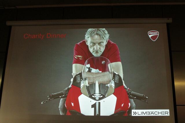 Der vierfache Superbike-Weltmeister Carl Fogarty war der Stargast beim Charity-Dinner (Foto Michael Sonnick)