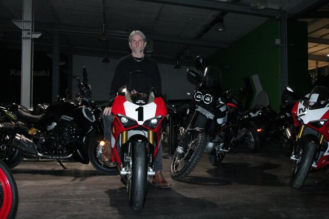 Carl Fogarty auf der Ducati (Foto Michael Sonnick)