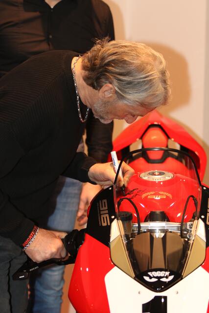 Carl Fogarty beim Signieren (Foto Thomas Haas)