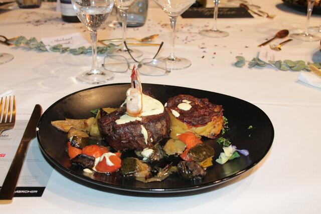 Zum Abendessen gab es ein leckeres Argentinisches Rinderfilet (Foto Michael Sonnick)