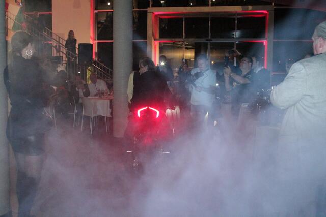 Carl Fogarty fuhr mit dem Motorrad in den Ducati-Store (Foto Michael Sonnick)