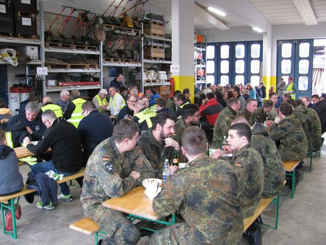 Zum Abschluss der Aktion gibt es ein zünftiges Mittagessen im Bauhof der Gemeinde.  | Foto: Gemeinde KN 