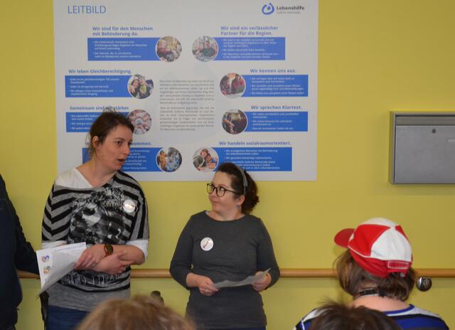 Die Frauen-Beauftragte Celina Wünsch (links) und ihre Stellvertreterin Raisa Knaus informierten ihre Kolleginnen in allen Werken über die Bedeutung des Weltfrauentags. | Foto: Dennis Christmann/Lebenshilfe Südliche Weinstraße