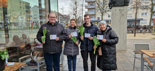 Auf dem Berliner Platz übergab das CDU-Team Tulpen an die Bürgerinnen. | Foto: CDU Speyer