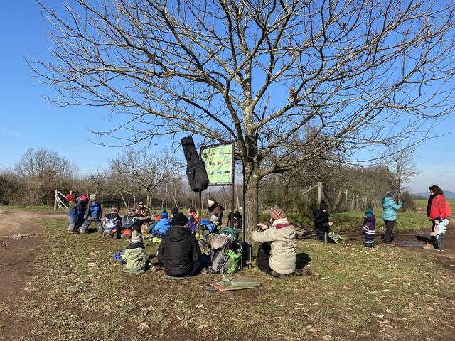 Die Gruppe an einem der Lernplätze. Hier wird gesungen, gelacht und gespielt   | Foto: Claudia Bardon