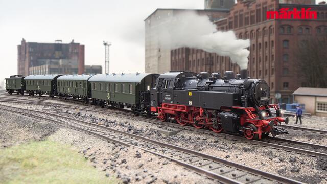 Bahnnostalgiker werden sich über schnaufende Dampfloks mit den dazu passenden Wagengarnituren freuen | Foto: Märklin/gratis
