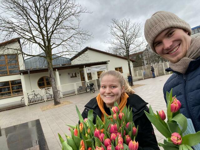 Auf dem Platz der Stadt Ravenna verteilen die CDU-Kreisvorstandsmitglieder Tulpen zum Weltfrauentag. | Foto: CDU Speyer
