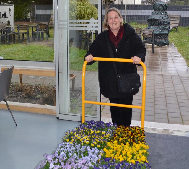 Cornelia Haag, Assistenz der Frauen-Beauftragten, bringt Blumen. Auch die nachhaltigen Topfpflanzen sind Teil der Aktion, die Celina Wünsch und Raisa Knaus selbst geplant und umgesetzt haben. | Foto: Dennis Christmann/Lebenshilfe Südliche Weinstraße