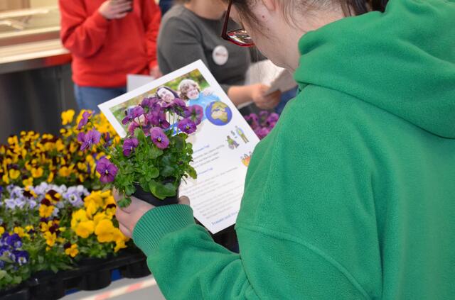 Aufklärung und Anerkennung: Die Frauen-Beauftragten überreichten ein Info-Blatt in Leichter Sprache und Blumen. | Foto: Dennis Christmann/Lebenshilfe Südliche Weinstraße