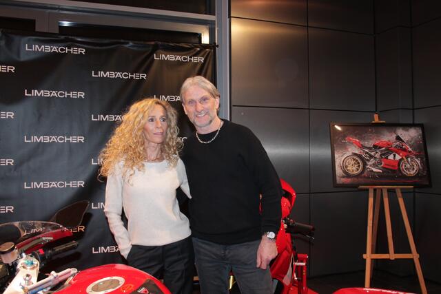 Die Geschäftsführerin Monika Schwill mit Carl Fogarty beim Charity-Event von Limbächer in Stuttgart (Foto Michael Sonnick)