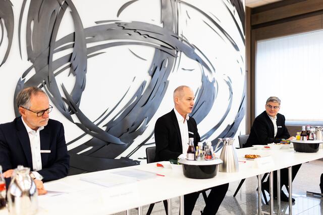 Die Vorstände Helmut Augustin, Stefan Kleiber und Thomas Kowalski (von links) stellen die Geschäftszahlen aus dem Jahr 2022 vor.  | Foto: Christian Gaier