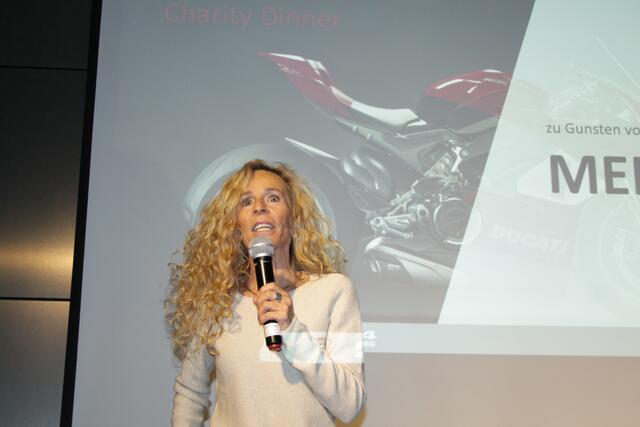Die Geschäftsführerin Monika Schwill beim Interview beim Charity-Event von Limbächer in Stuttgart (Foto Michael Sonnick)