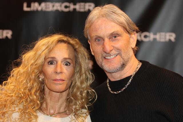 Die Geschäftsführerin Monika Schwill mit Carl Fogarty beim Charity-Event von Limbächer in Stuttgart (Foto Thomas Haas)