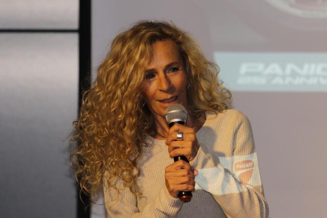 Die Geschäftsführerin Monika Schwill beim Interview beim Charity-Event von Limbächer in Stuttgart (Foto Thomas Haas)