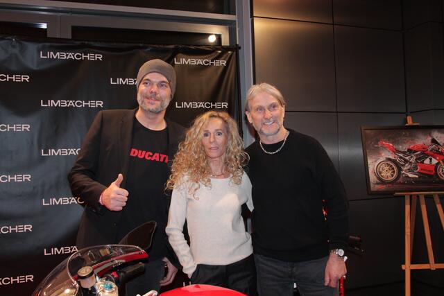 Die Geschäftsführerin Monika Schwill mit Carl Fogarty (rechts) beim Charity-Event von Limbächer in Stuttgart (Foto Michael Sonnick)