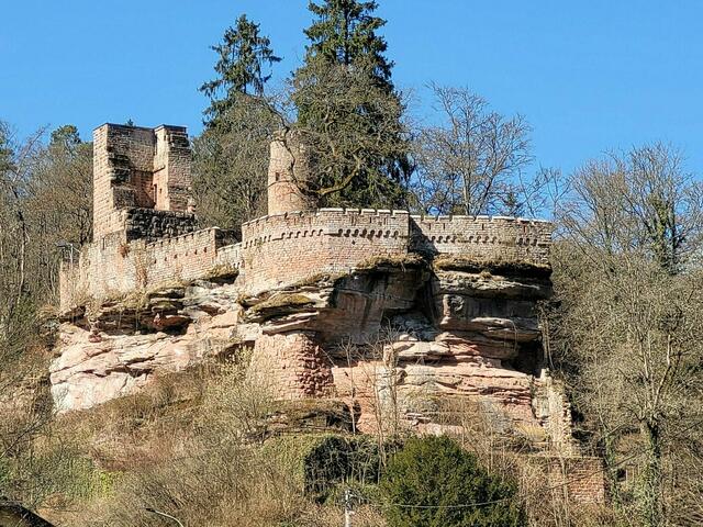 Zwei romantische Burgruinen, eine Triftanlage aus dem 19. Jahrhundert und ein mysteriöser Monolith sind die spannenden Zutaten einer über dem Hochspeyerbach gelegenen Wanderung bei Frankenstein im Pfälzerwald. 
Wandern in der Pfalz ist auch immer eine Entdeckungsreise. | Foto: Markus Pacher