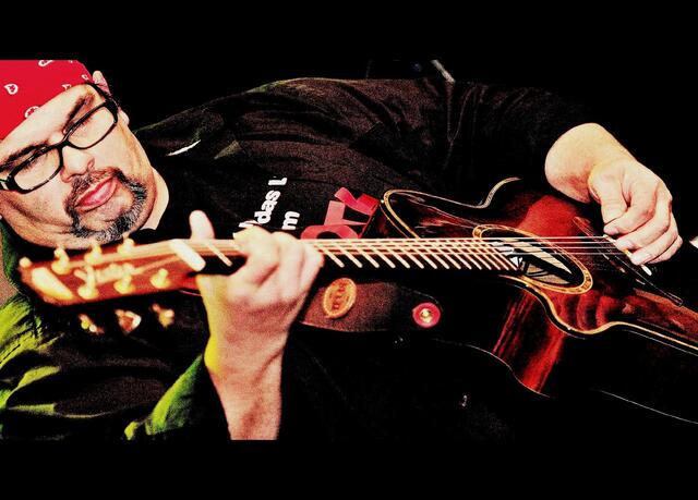 Tour de Kneip: Der Sänger und Gitarrist Olli Roth gibt im Toxo eine Kostprobe seines Könnens. | Foto: Palatina-Concerts