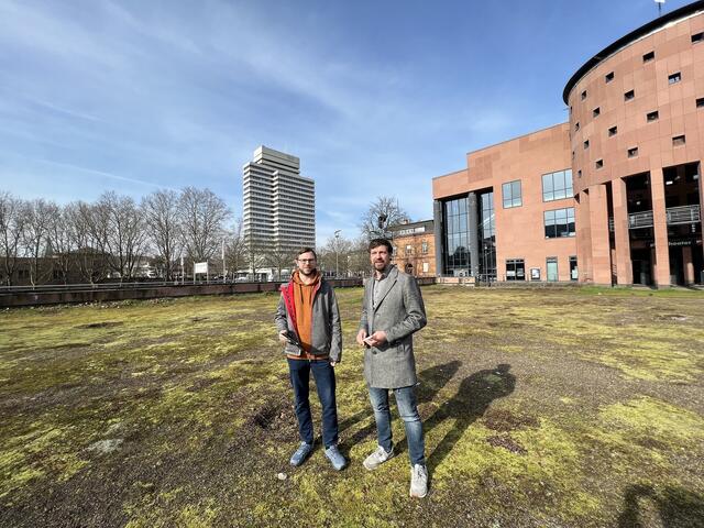 Auf dem Dach des Parkhauses vor dem Pfalztheater wird ein neuer Begegnungsraum für alle Lautrerinnen und Lautrer entstehen, der durch mobile Gestaltungselemente und verschiedene Veranstaltungen zum attraktiven Anziehungspunkt werden soll | Foto: Stadt Kaiserslautern