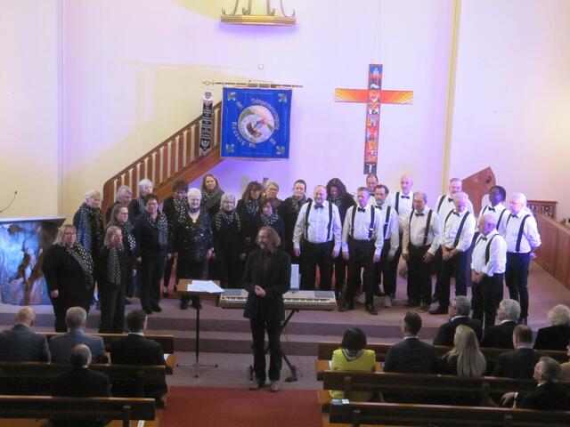 "Es wird Zeit, alte Mauern abzubauen, daher freuen wir uns, dass unser Patenverein "Eintracht" Neuburg am Programm mitwirkt", so der Vorsitzende Jochen Geißer. Auf dem Bild die Sängerinnen und Sänger der Eintracht Neuburg mit ihrem Chorleiter Uli Kofler | Foto: Privat