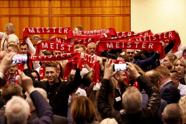 Zum Song "We are the Champions" schwenken die Absolventen ihre Meisterschals | Foto: Melanie Hubach