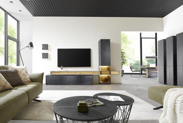 Eleganz im Wohnzimmer verbreiten moderne Massivholzmöbel aus gebürsteter und anthrazit gebeizter Kernesche. Foto: VDM/Hartmann | Foto: VDM/Hartmann