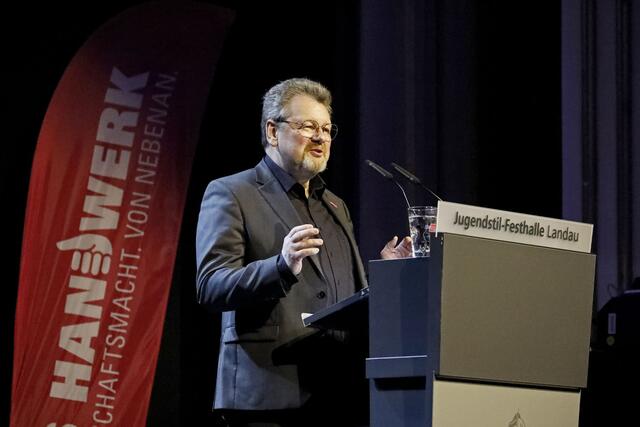 Präsident Dirk Fischer hält die Begrüßungsrede zum Festakt | Foto: Melanie Hubach