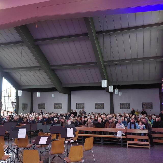 So eine volle Kirche wünscht sich jeder Pfarrer | Foto: Brigitte Melder