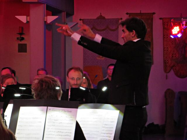 Der charismatische Dirigent Sebastian Lastein | Foto: Brigitte Melder