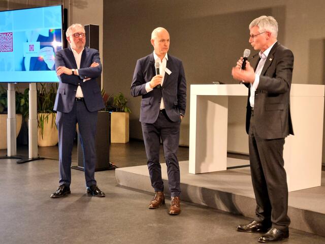 Wo steht Mannheim und die Metropolregion auf dem Weg zur Erreichung der Klimaziele? Welchen Beitrag kann der Energieversorger MVV dazu leisten? Fragen wie diese diskutierten Mannheims Oberbürgermeister Dr. Peter Kurz (links), "Mannheimer Runde"-Vorsitzender Stefan Kleiber (mitte) und MVV-Chef Dr. Georg Müller mit den Gästen beim "Dialog im Quadrat. | Foto: MR