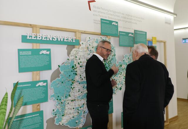Gute Gespräche zur Eröffnung der Wanderausstellung "Stadt, Land, Heimat" der Metropolregion Rhein-Neckar  | Foto: Heike Schwitalla