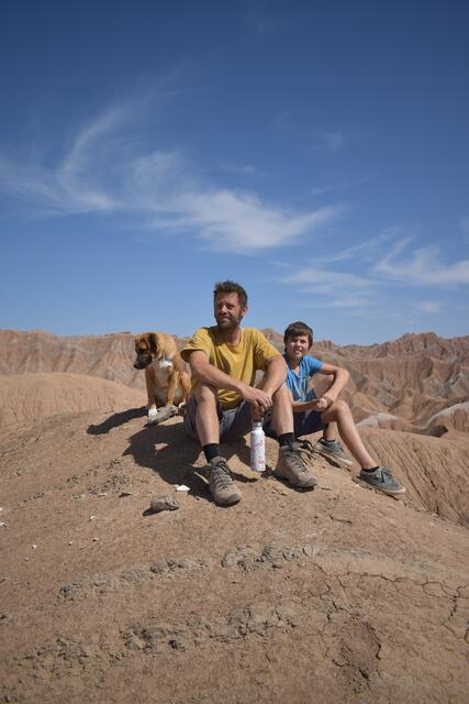 Fast wie auf einem fremden Planeten: Christian Müller und Sohn Levin mit Reisehündin Ayla im Merikhi-Gebirge - im Volksmund auch Marsgebirge genannt - in der Lut-Wüste im Iran | Foto: Erika Müller-Runge