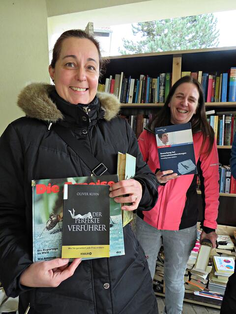 Brigida und Svenja fanden das ein oder andere interessante Buch | Foto: Brigitte Melder