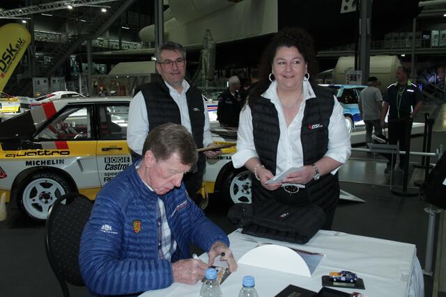 Walter Röhrl signiert Autogrammkarten für Veronica Mahl vom DSK (Foto Michael Sonnick)