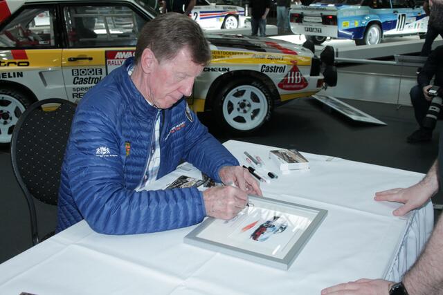Walter Röhrl signiert ein Kunstdruck (Foto Michael Sonnick)