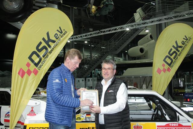 Rallye-Weltmeister Walter Röhrl wurde vom DSK für sein 40-jähriges Jubiläum von Frank Taller (rechts) geehrt (Foto Michael Sonnick)