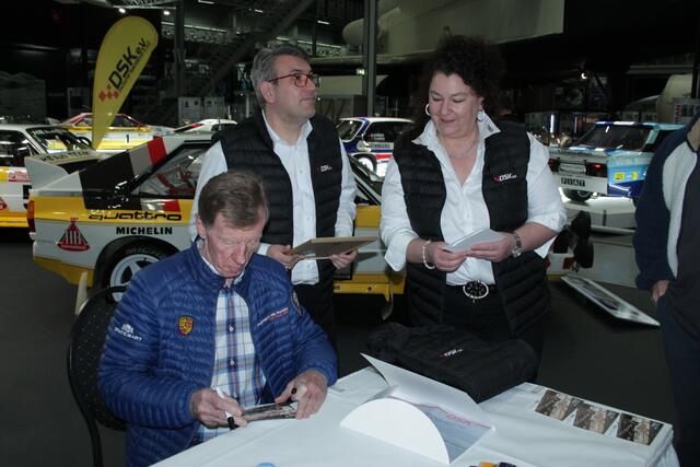 Walter Röhrl signiert Autogrammkarten für Veronica Mahl vom DSK (Foto Michael Sonnick)