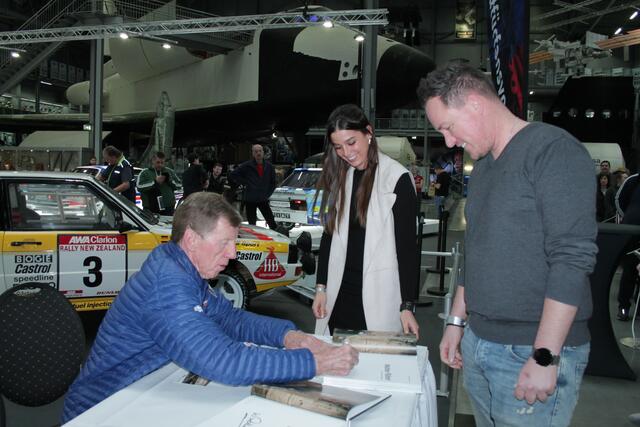Walter Röhrl signiert Lisa Kiefer ein Buch (Foto Michael Sonnick)