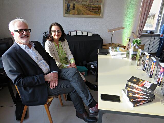 Ehepaar Ittensohn mit den Büchern | Foto: Brigitte Melder
