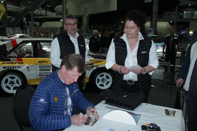 Walter Röhrl signiert Autogrammkarten für Veronica Mahl vom DSK (Foto Michael Sonnick)
