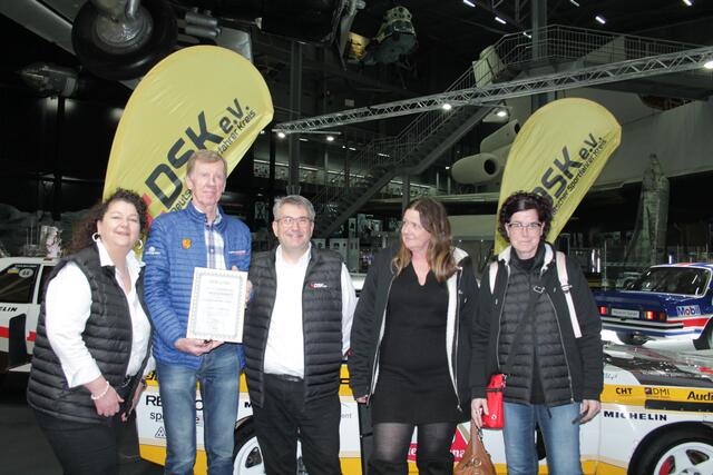 DSK-Jubilar Walter Röhrl (Zweiter von links) mit dem DSK-Team (Foto Michael Sonnick)