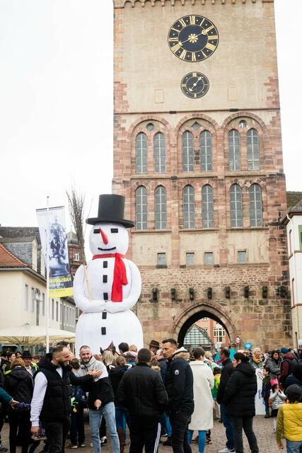 Der Zug mit Schneemann startete beim Altpörtel | Foto: Cornelia Bauer