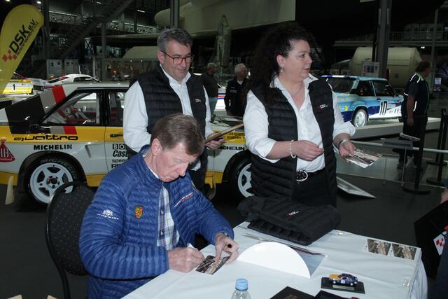 Walter Röhrl signiert Autogrammkarten für Veronica Mahl vom DSK (Foto Michael Sonnick)