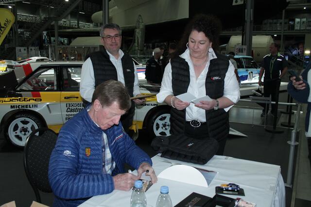 Walter Röhrl signiert Autogrammkarten für Veronica Mahl vom DSK (Foto Michael Sonnick)