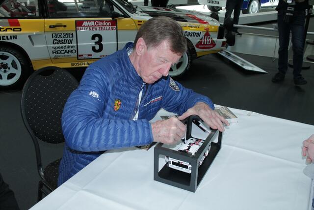 Walter Röhrl signiert ein Audi-Modell (Foto Michael Sonnick)