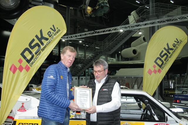 Rallye-Weltmeister Walter Röhrl wurde vom DSK für sein 40-jähriges Jubiläum von Frank Taller (rechts) geehrt (Foto Michael Sonnick)