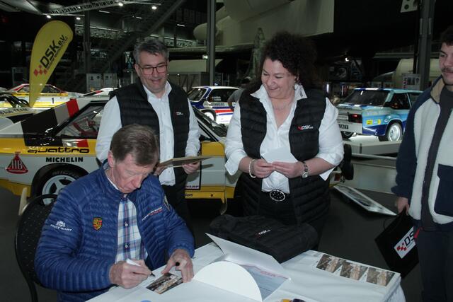 Walter Röhrl signiert Autogrammkarten für Veronica Mahl vom DSK (Foto Michael Sonnick)