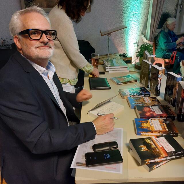 Signieren in der Pause | Foto: Brigitte Melder