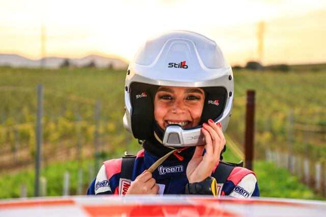 Die junge Lehrerin fühlt sich in Helm und Rennanzug gut geschützt | Foto: Nico Meyer/gratis
