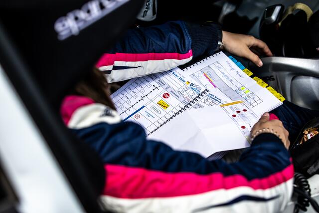 Lisa Kiefer und ihr "Gebetbuch" | Foto: Lukas Chum/gratis