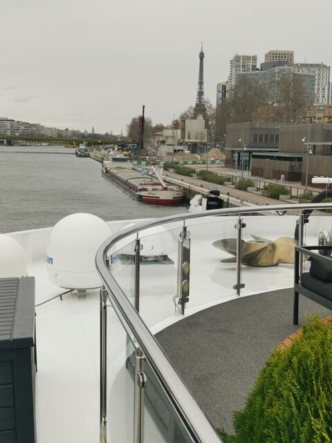 Blick vom Schiffsdeck auf den Eifelturm.  | Foto: Ulrich Arndt
